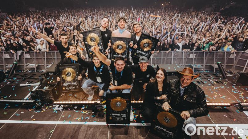 Timo Grabinger alias Tream (oben, Mitte) bei dem Konzert "Winterbeats" in Ingolstadt am 11. Februar 2023, wo er zusammen mit den musikalischen Freunden des DJ-Duos HBz (links und rechts von ihm) Goldene Schallplatten überreicht bekam. Mit auf der Bühne unter anderem Vater Reinhard Grabinger (vorne rechts). Bild: steinsohnimages/exb