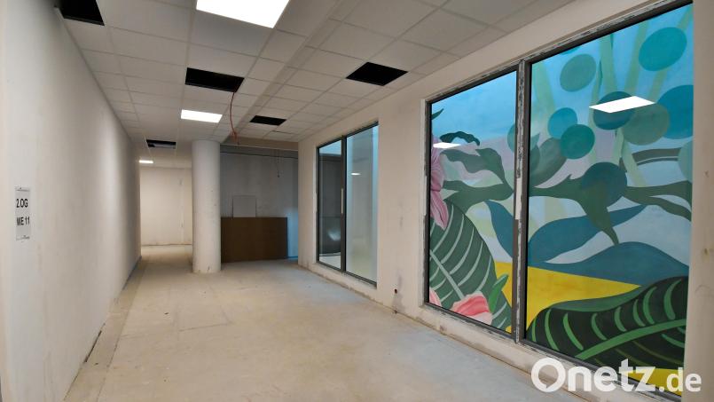 Hell und bunt: So präsentiert sich das 1. Stockwerk mit insgesamt neun geförderten Wohnungen im Storg-Gebäude in Sulzbach-Rosenberg. Bild: Petra Hartl