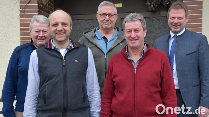 25-jähriges Dienstjubiläum und Verabschiedung bei der Gemeinde Freudenberg (von links): Altbürgermeister Norbert Probst, Andreas Bodensteiner, Uwe Paul, Reinhard Piehler, Bürgermeister Alwin Märkl Bild: sche