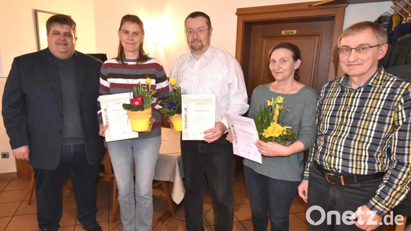 Ehrungen für treue Mitglieder: (von links) Bürgermeister Dieter Dehling, Katrin Hafermann, Jörg Hafermann, Gudrun Rubenbauer und Vorsitzender Heinz Pickel. Bild: no