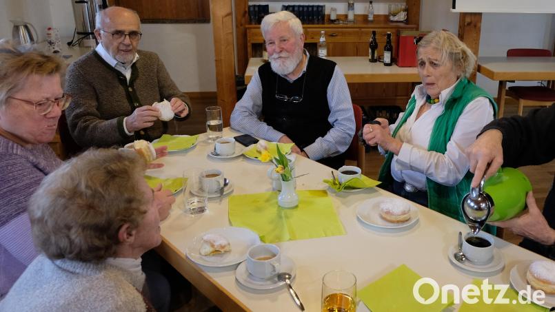 Dr. Heinrich Schroeter (dritter von rechts), ehemaliger SPD-Marktrat in Floß, erfreut im Klub 70 mit Bildern aus Franken. Bild: le