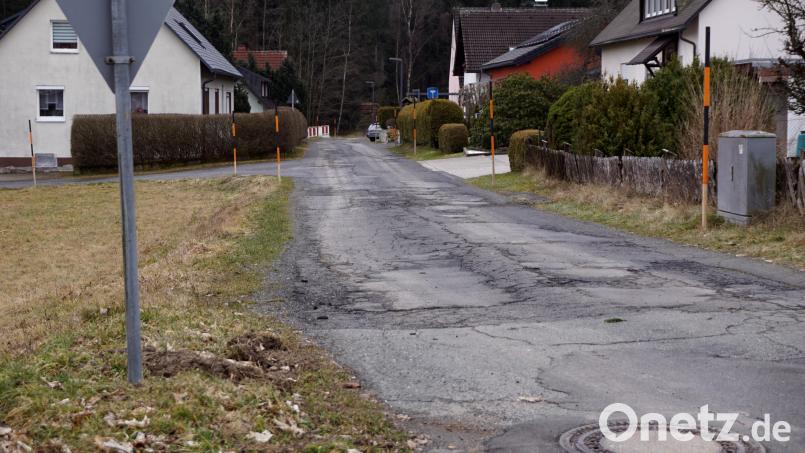 Ramponiert ist die als Sackgasse ausgewiesene Anliegerstraße und nicht für Schwerlastverkehr geeignet. Bild: bkr