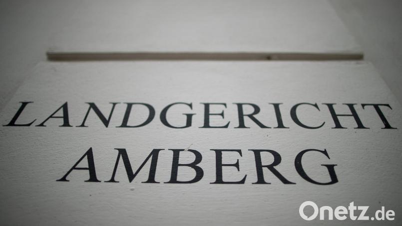 Die Aufschrift Landgericht Amberg weist auf das Gerichtsgebäude hin. Archivbild: Daniel Karmann/dpa