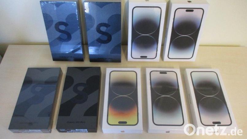 Fünf iPhone 14 und vier Samsung Galaxy S22 Ultras – eigentlicher Marktwert rund 11.500 Euro. Allerdings sind es nur Fälschungen, die Zöllner der Bundespolizei in Waidhaus sicherstellten. Bild: Hauptzollamt Regensburg