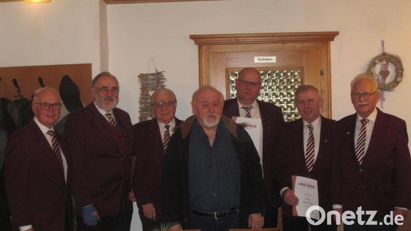 Langjährige Mitglieder des Gesangvereins Ammerthal werden ausgezeichnet (von links): Vorsitzender Herbert Ernst, Josef Haller, Hans Koller, Sängergruppenvorsitzender Adolf Gassner,
Jürgen Hiltl, Hans Gurdan und Chorleiter Helmut Fischer. Bild: Herbert Ernst/exb