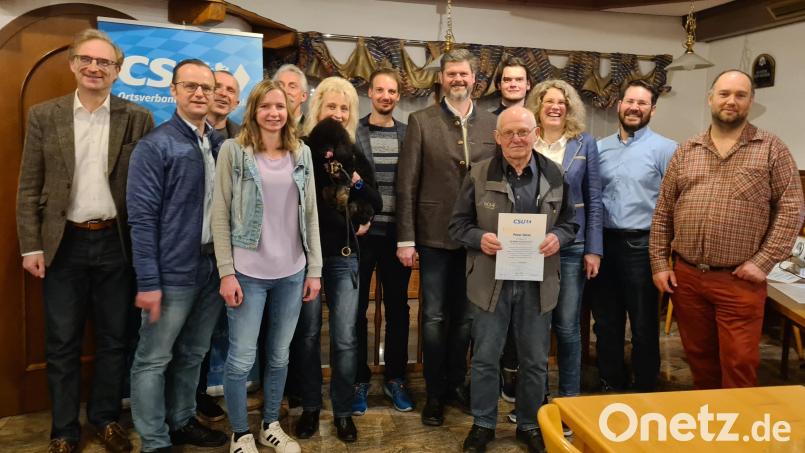 MdL Alexander Flierl, Roland Forster, Peter Irlbacher, Franziska Irlbacher, Gerhard Peter, Tatjana Faderl, Kilian Mauderer, Wolfgang Prebeck, Peter Geiss, Maximilian Prebeck, Kerstin Krammer-Prebeck, Dominik Bösl und Wolfgang Schatz (von links) zeigt das Bild bei der CSU-Jahreshauptversammlung. Bild: Kochherr/exb