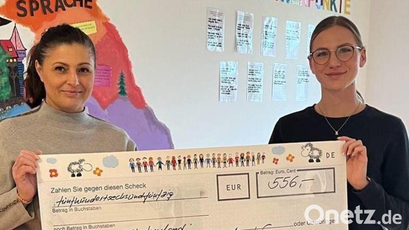 Nevin Yerlikaya (links) vom Verein Amberger Kinder helfen übergab den Scheck an Valeria Pundor vom Johanniter-Kindergarten. Bild: Anna Maria Meißner Wagner/exb