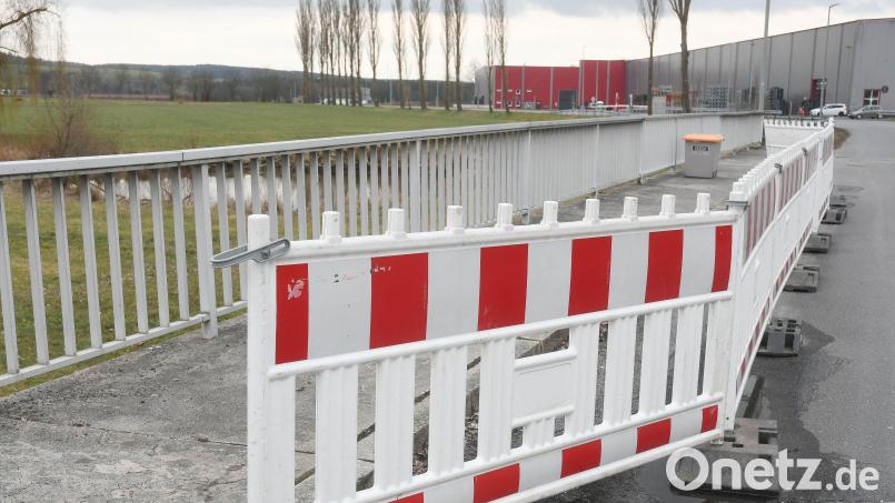 Die Brücke, die in Pirkmühle über den Webergraben führt, ist stark sanierungsbedürftig. Obwohl Constantia diese häufig nutzt, will sie der Gemeinde nicht entgegenkommen. Das ärgert die Mitglieder im Pirker Gemeinderat. Bild: Gabi Schönberger