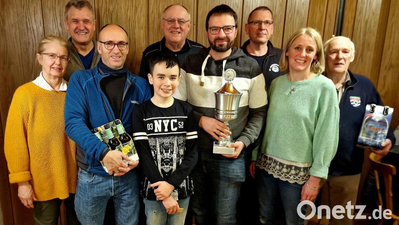 Die Sieger im Pokalschießen mit Markus Pschierer (Vierter von rechts), 2. Platz Maria Sponsel (Zweite von rechts) und Max-Leo Engelbrecht (Sechster von rechts) mit Vorsitzenden Hans-Jürgen Gmeiner (Zweiter von links.) Bild: R. Kreuzer