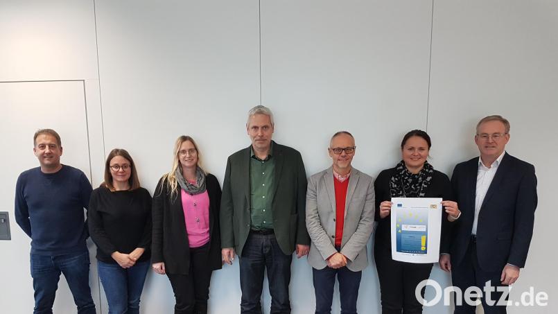 Im Bild von links: Rainer Liermann (Jobcenter), Katharina Flores-Huanca (Landratsamt), Sibylle Vinzens (Stadt Amberg), Thomas Schieder (Landratsamt), Thomas Boss (Stadt Amberg), Tanja Plach (Jobcenter) und Manfred Tröppl (Jobcenter). Bild: Ralf Doschat/exb