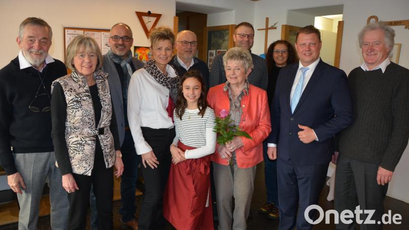 Herma Laumer (vorne, mit Rose) feierte am Sonntag ihren 80. Geburtstag. Es gratulierten (von links) Helmut Braith, Angelika Laumer, Schwiegersohn Thomas mit Tochter Petra und Enkelin Emma, Stadtpfarrer Anton Witt, Sohn Markus mit Ehefrau Christine sowie Bürgermeister Stefan Grillmeier und TuS-Präsident Anton Bauernfeind. Bild: jr