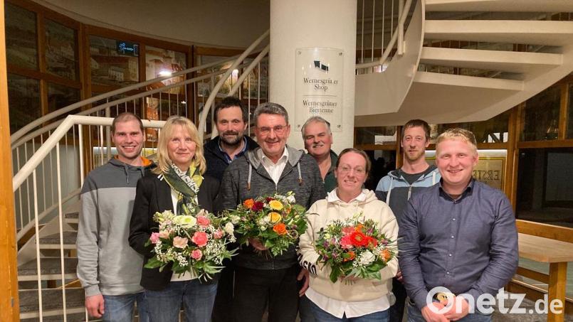 Die Erzeugergemeinschaft Milchhof Tirschenreuth eG ehrte und verabschiedete langjährige Mitarbeiter. Im Bild: (von links) Andreas Stock, Christine Schneider, Günther Männer, Max Burger, Michael Schwägerl, Claudia Kolb, Hubert Lindner, Marc Schlesiger. Bild: Milchhof Tirschenreuth/exb