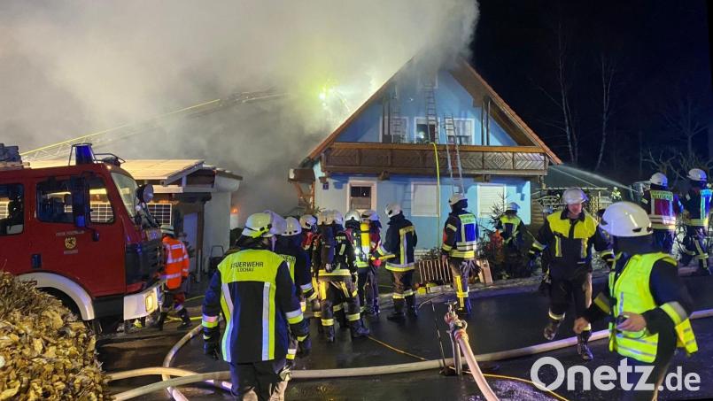 Rund 90 Feuerwehrleute waren am Montagfrüh in Pullenreuth im Einsatz. Dort brannten eine Garage, Nebengebäude und ein Wohnhaus. Bild: Oliver Becher