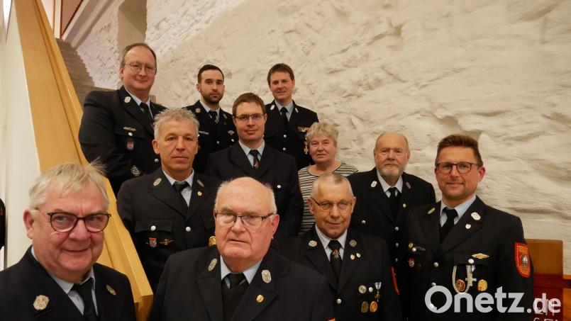 Die geehrten und beförderten Mitglieder der Feuerwehr Waldsassen mit Vorsitzendem Dr. Wolfgang Fortelny (links) und Kommandant Tobias Tippmann (rechts). Bild: flm