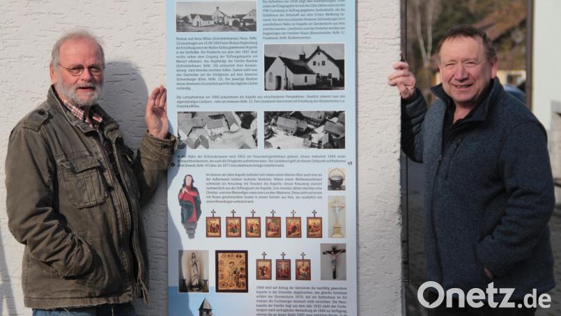 Ulrich Wohlgemuth (links) und Franz Baumer haben die Informationstafel zur &quot;alten Dorfkapelle&quot; am Anwesen Scheuer montiert. Bild: Wohlgemuth/exb