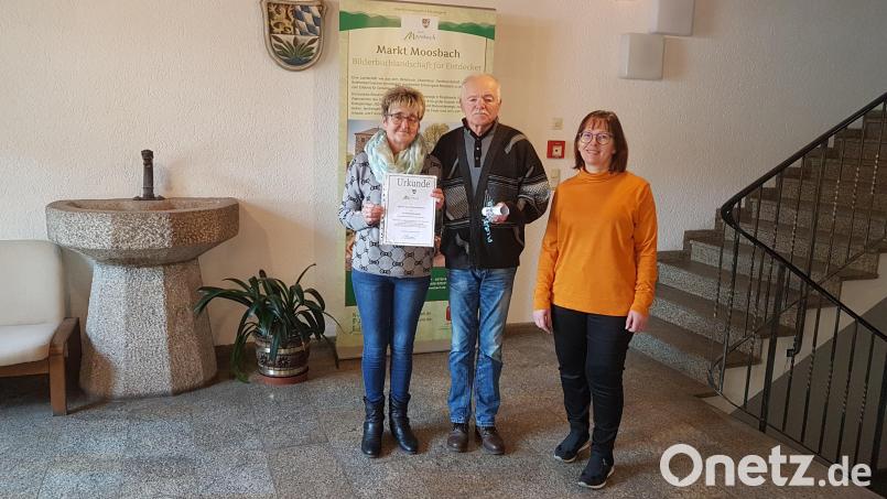Die Leiterin des Touristikbüros Moosbach Claudia Rieß (rechts) überreicht den Jubilaren eine Erinnerungsurkunde mit Gutschein und bat um weitere Treue zu Moosbach. Bild: gi