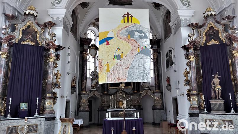 Die Betrachter des Fastentuchs werden zu einer Bildmeditation eingeladen: Die Motive der fünf Sonntagsevangelien führen zum Osterfest, den drei Kreuzen mit der aufgehenden Sonne am Ende des Weges. Bild: lg
