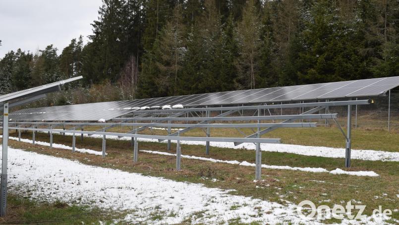 Aus dem Solarpark Oberaich (Gemeinde Guteneck) wurden in der Nacht zum Freitag rund 80 Solarmodule abmontiert und gestohlen. Bild: bnr