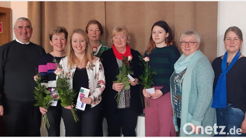 Pfarrer Kaufmann (links) und Vereinsvorsitzende Angelika Vogl (Zweite von rechts) begrüßten die neu aufgenommen Mitglieder mit einer Rose. Bild: Vogl/exb