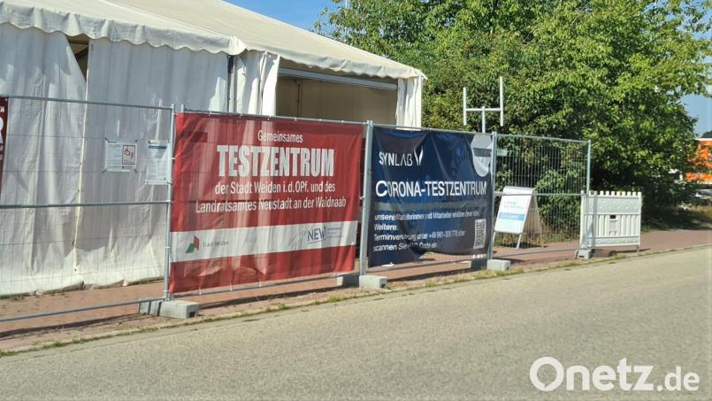 Das gemeinsames Covid-19-Testzentrum auf dem Volksfestplatz in Weiden stellt zum 1. März den Betrieb ein. Bild: LRA Neustadt/WN, Marcel Weidner/exb