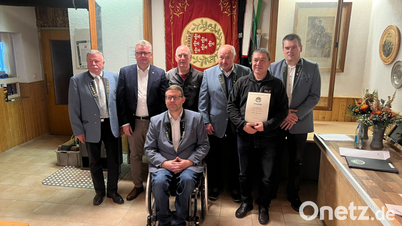 Ehrungen bei den Feuerschützen: (von links) Erster Schützenmeister Kurt Falk, Bürgermeister Michael Göth, Oberschützenmeister Jürgen Weiß (sitzend), Siegfried Zeltner, Leonhard Högner, Ravil Taktaschev und Roland Fehm. Bild: Jürgen Weiß/exb