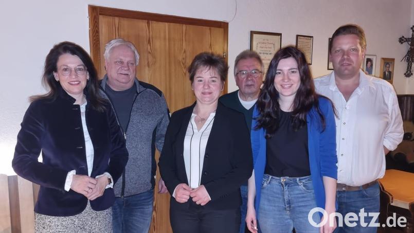 MdB Martina Englhardt-Kopf gratuliert Sonja Meier (Dritte von links) und Andreas Sorgenfrei (rechts) zur Wiederwahl. Mit im Bild Reinhard Frisch, Eduard Kunschir und Susanne Hutzler. Bild: Annemarie Mösbauer/exb