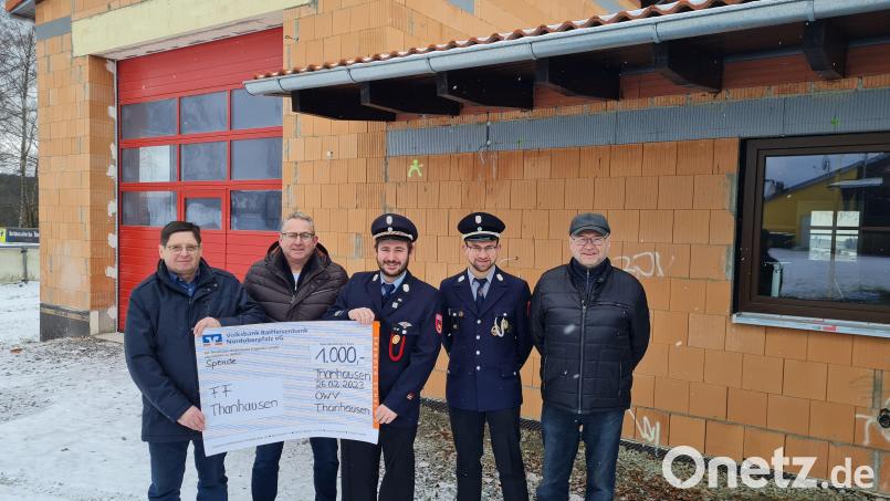 Der OWV übergab der Feuerwehr Thanhausen eine Spende in Höhe von 1000 für den Anbau an das Gerätehaus. Im Bild: (von links) OWV-Vorsitzende Alois Sladky und Bernd Schwamberger, Feuerwehr-Vorsitzender Tobias Schwamberger, Zweiter Kommandant Phillip Sertl und OWV-Kassier Josef Hecht.
Im Hintergrund die neu errichtete Garage und der Schulungsraum. Bild: rdh