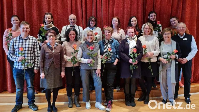 15 neue Hospizbegleiter habe ihre Ausbildung beim Hospizverein Amberg und Landkreis Amberg-Sulzbach abgeschlossen. Dazu gratulierten Kursleiterin Angela Hering (vorne, Zweite von links) und Vorsitzender Georg Franz Fröhler (vorne, rechts). Bild: u