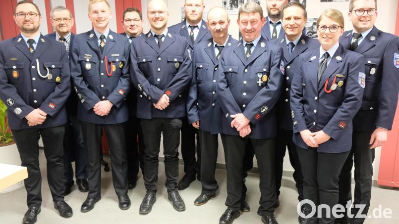 Vorsitzender Korbinian Dunzer (rechts), Bürgermeister Marcus Gradl (Dritter von rechts) und Stadtverbandsvorsitzender Dieter Kies (Zweiter von links) ehren verdiente Mitglieder. Bild: do