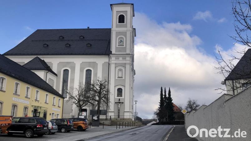 Die geplante Sanierung der Staatsstraße 2170 in Fuchsmühl (hier der obere Bereich der Marienstraße) muss vorerst noch warten. Grund dafür sind die erforderlichen Arbeiten an der Wasser- und Kanalleitung. Bild: wro