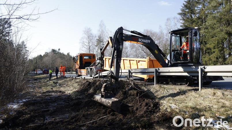 Wegen ausgelaufener Betriebsstoffe, muss das Erdreich an der Unfallstelle abgetragen werden. Bild: Roland Wellenhöfer