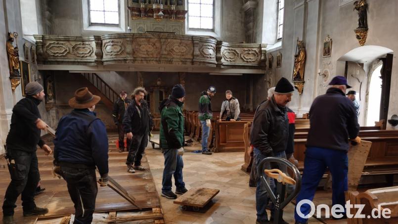 Helfer aus der Pfarrei räumen im Vorfeld der Renovierung das Laiengestühl aus der Pfarrkirche St. Walburga in Lintach. Bild: jow