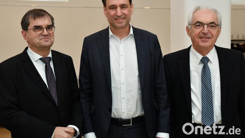 Wachwechsel bei der Justiz: Minister Georg Eisenreich (Mitte) verabschiedete den bisherigen Amberger Landgerichtspräsidenten Harald Riedl (rechts) und führte dessen Nachfolger Dr. Stefan Täschner (links) offiziell ins Amt ein. Bild: Petra Hartl