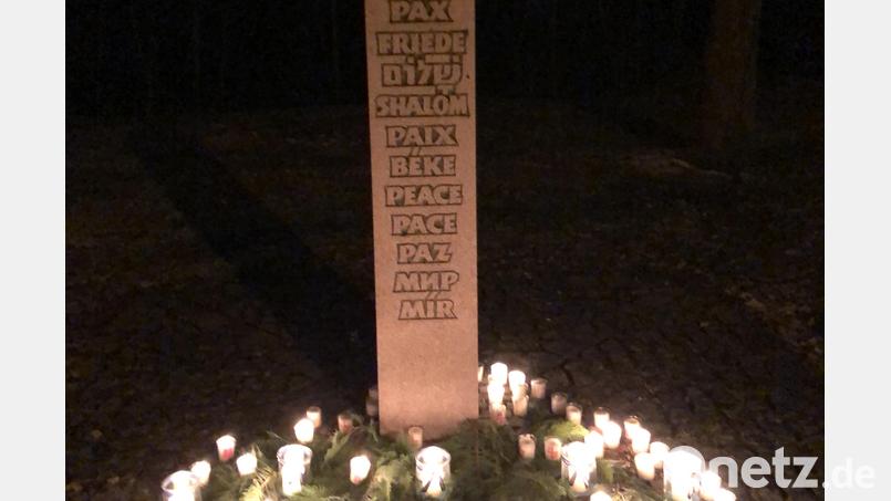 Die Teilnehmer des Friedensgebets in Waldsassen stellten im Anschluss die Lichter an die Friedenssäule. Bild: Gudrun Sirtl/exb