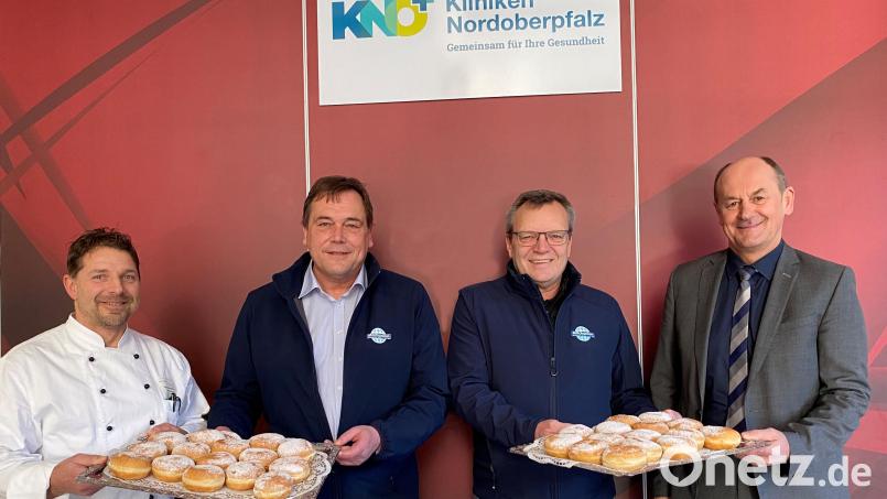 Christian Regner und Josef Plank von der Milchunion Weiden (Mitte) spendeten insgesamt 2000 Krapfen für die Patientinnen und Patienten der KNO. Dafür bedanken sich Küchenchef Ronny Hinderlich (links) und Karl Wittmann, Leiter der Wirtschaftsbetriebe (rechts). Bild: Kliniken Nordoberpfalz, Michael Reindl.)
