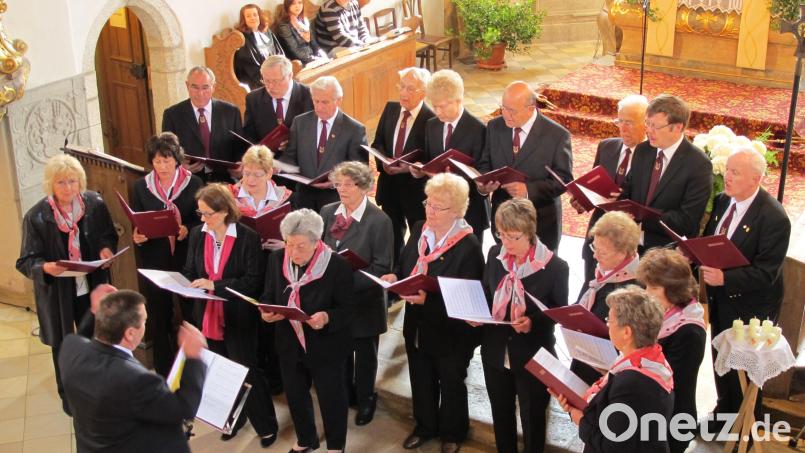 Einer der letzten großen Auftritte des gemischten Chores des Liederkranzes 1862 unter Leitung von Erwin Löw zum 150-jährigen Gründungsfest 2012. Seit dieser Zeit sind sechs aktive Sängerinnen und Sänger verstorben. Archivbild: le