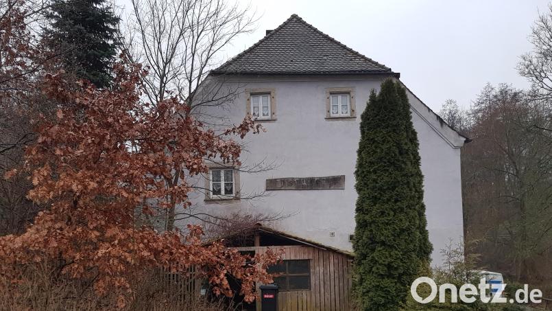 Das Ortsrichterstüberl in Drahthammer bei Reuth bei Erbendorf war im Oktober 2022 am Amtsgericht Weiden unter den Hammer gekommen. Am Mittwoch sollte der Käufer des historischen Gebäudes verkündet werden, jedoch verschiebt sich der Termin erneut. Bild: wb