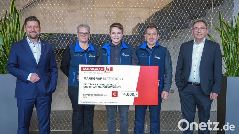 Ein 4000-Euro-Scheck ging an den Verein Deutsche Syringomyelie und Chiari Malformation (DSCM). Im Bild (von links) Markgraf-Geschäftsführer Alexander Holzmüller, Kerstin Herdegen, Fynn Quast, Marco Beck und Markgraf-Geschäftsführer Liborius Gräßmann). Bild: Markgraf/exb