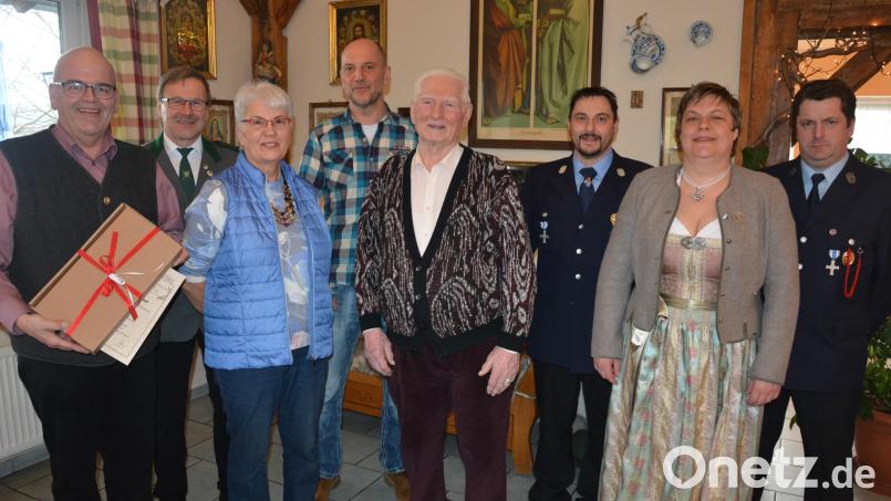 85. Geburtstag feierte am Samstag der Ottengrüner Oswald Heinl. Im Bild die Gratulanten (von links) mit Bürgermeister Klaus Meyer, Oswald Weig, Gattin Hiltraud, Sohn Jürgen, Jubilar Oswald Heinl, Kommandant Norbert Scharnagl, Verena Zant und Feuerwehr-Vorsitzender Florian Dietl. Bild: jr