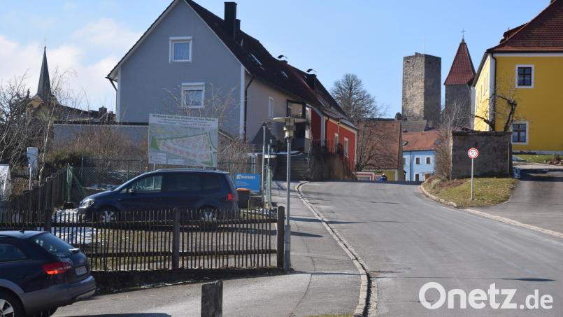 Der Standort an der Auffahrt zum Äußeren Markt links nach dem Zaun, wo das blaue Auto steht, scheint zentraler für eine E-Ladesäule zu liegen als versteckt hinter der Burg. Der Betreiber hat aber das Entscheidungsrecht. Bild: fz