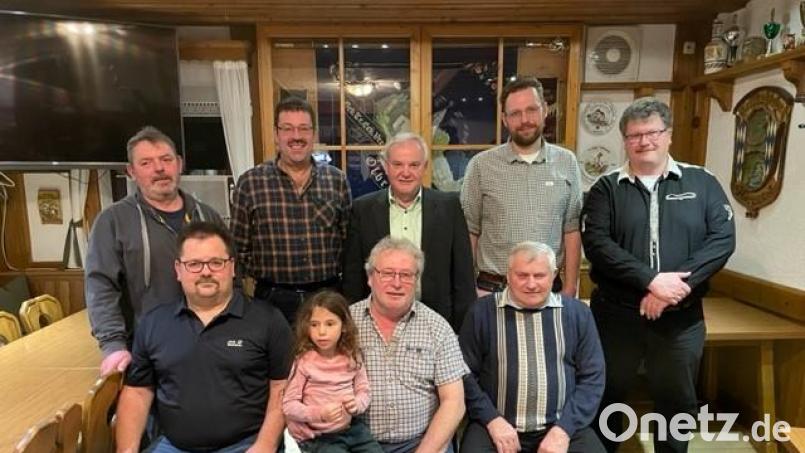 Die Jagdgenossenschaft traf sich mit Bürgermeister Günter Kopp (hinten Mitte) zur Jahreshauptversammlung. Bild: exb