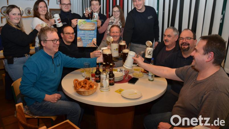 Feuerwehrleute haben das Gambrinus-Bockbier im Floriansstüberl probiert und für sehr gut befunden. Bild: dob