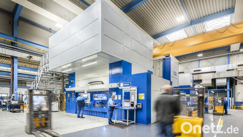 Bei Grammer in Haselmühl ist seit kurzem eine neue 800 Tonnen-Großpresse im Einsatz. Bild: Grammer AG/exb