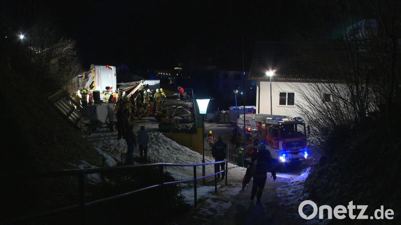 Nachdem einer der Mitfahrer am Samstag ums Leben kam, ist nun auch der Busfahrer an seinen Verletzungen gestorben. Bild: Christoph Schlüsslmayr/BFV Liezen/APA/dpa