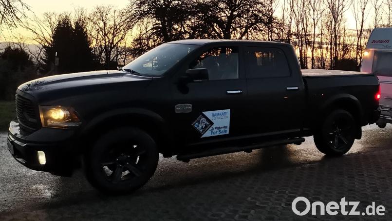 In Regensburg wurde ein schwarzer auffälliger Geländewagen gestohlen. Die Polizei sucht Zeugen zu dem Vorfall. Bild: KPI Regensburg