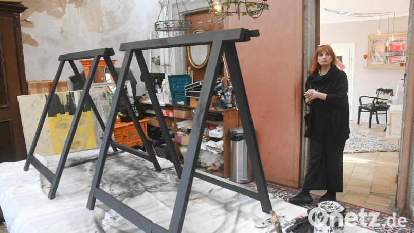 &quot;Unikate&quot; heißt das Geschäft von Susanne Kriesche im denkmalgeschützten Gebäude an der Ledererstraße 5. Das Gewächshaus der ehemaligen Gärtnerei hat sie zur Werkstatt umfunktioniert. Bild: Gabi Schönberger