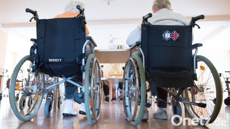 Die Zahl der Pflegebedürftigen in Weiden wird in den kommenden Jahren steigen. Der Stadtrat diskutiert daher, ob ein Pflegestützpunkt helfen könnte. Symbolbild: Sebastian Kahnert/dpa