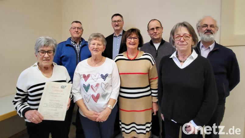 Die bestätigte Vorstandschaft des Seniorenkreises Stulln mit Bürgermeister Prechtl und Pfarrer Rosner und neuem Ehrenmitglied Hildegard Gerl (mit Urkunde): Helmut Kramer, Dagmar Lula, Irmgard Prechtl, Reinhardt Höreth und Rosemarie Höreth (von links); nicht im Bild Sieglinde Schottenheim. Bild: Rohrwild/exb