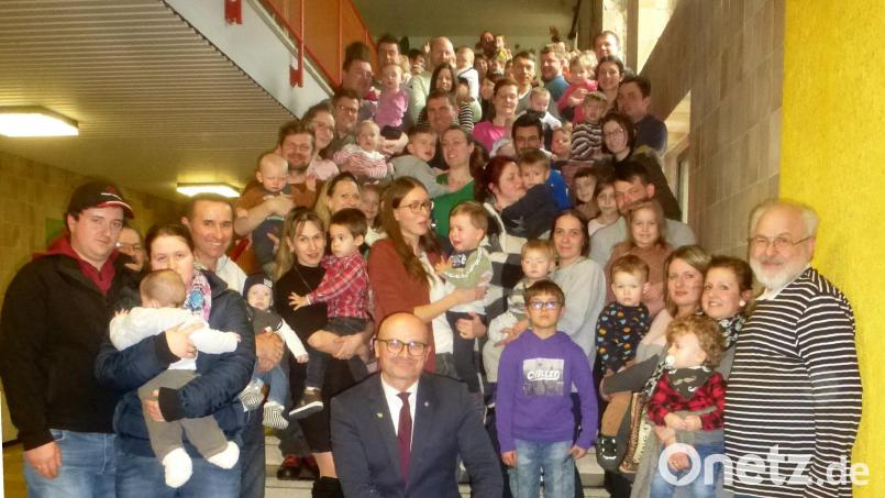 Das Angebot der Marktgemeinde wird gerne angenommen. Bürgermeister Maximilian Beer (vorne Mitte) freut sich über den Zuspruch der Eltern beim Empfang der Marktgemeinde in der Schulaula. Bild: mad