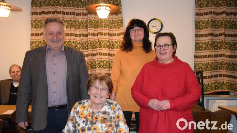 Der Obst- und Gartenbauverein Mendorferbuch-Egelsheim bestätigt Johann Seitz (links) einstimmig als seinen Vorsitzenden. Edeltraud Seitz (Zweite von links) kümmert sich um die Vereinskasse, Beisitzerin ist Brigitte Weber (Zweite von rechts), Schriftführerin Gabriele Hartmann (rechts). Bild: bö